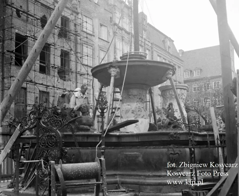 3502242-Montaz-czaszy-fontanny-Neptuna-na-Dlugim-Targu.webp